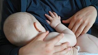 Sechs Monate ausschließlich stillen - diese Empfehlung der Weltgesundheitsorganisation (WHO) zur Ernährung von Babys gilt nun auch in Deutschland. (Symbolbild)